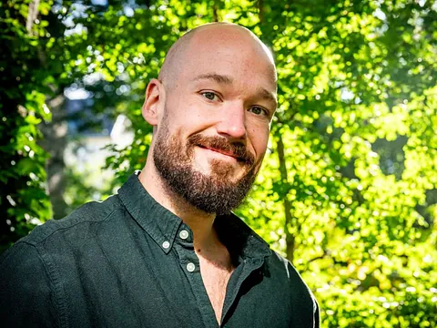 Sognepræst Hans August Engelhardt smilende i haven