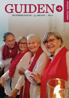 Forsiden af Guiden med 4 kordamner med røde tørklæder de griner og kigger ind i kameraet