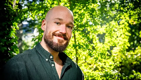 Sognepræst Hans August Engelhardt smilende i haven