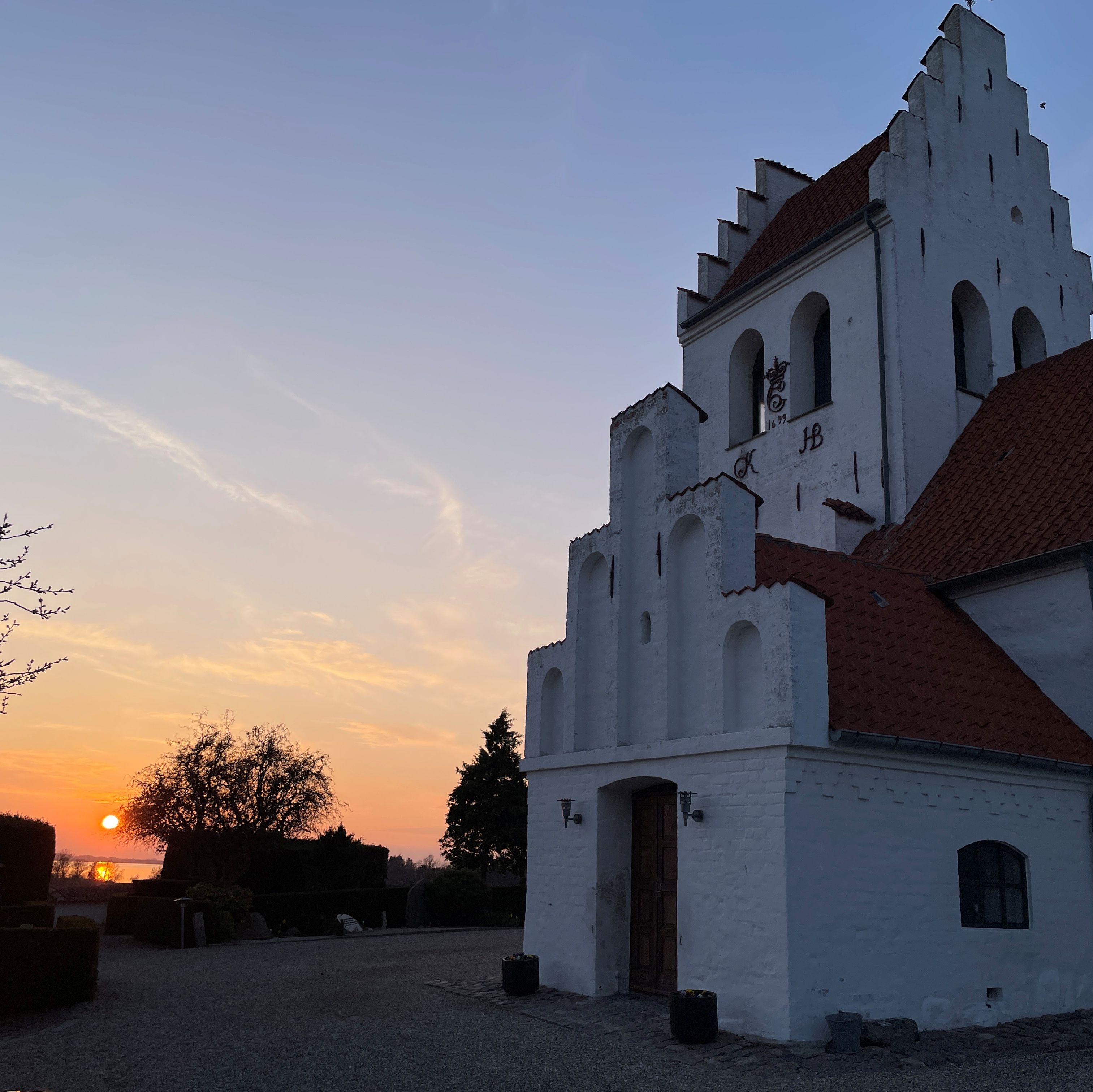 Annisse kirke ved solnedgang