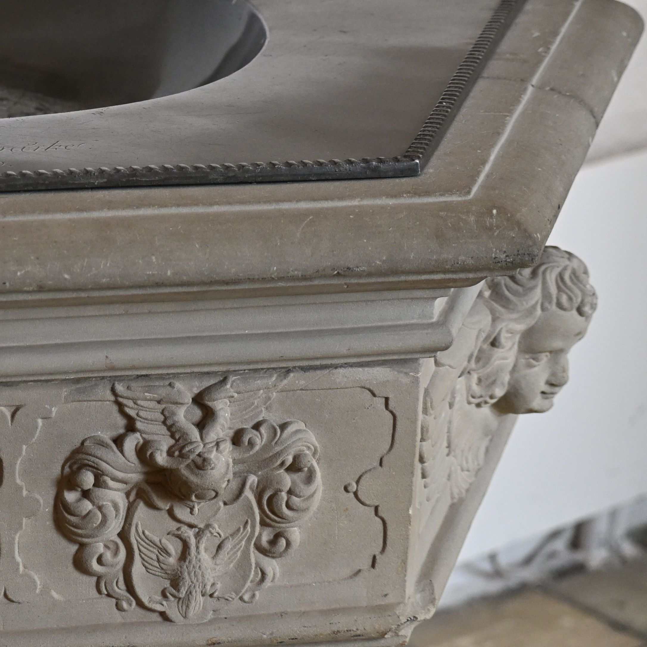 Døbefont i Annisse kirke