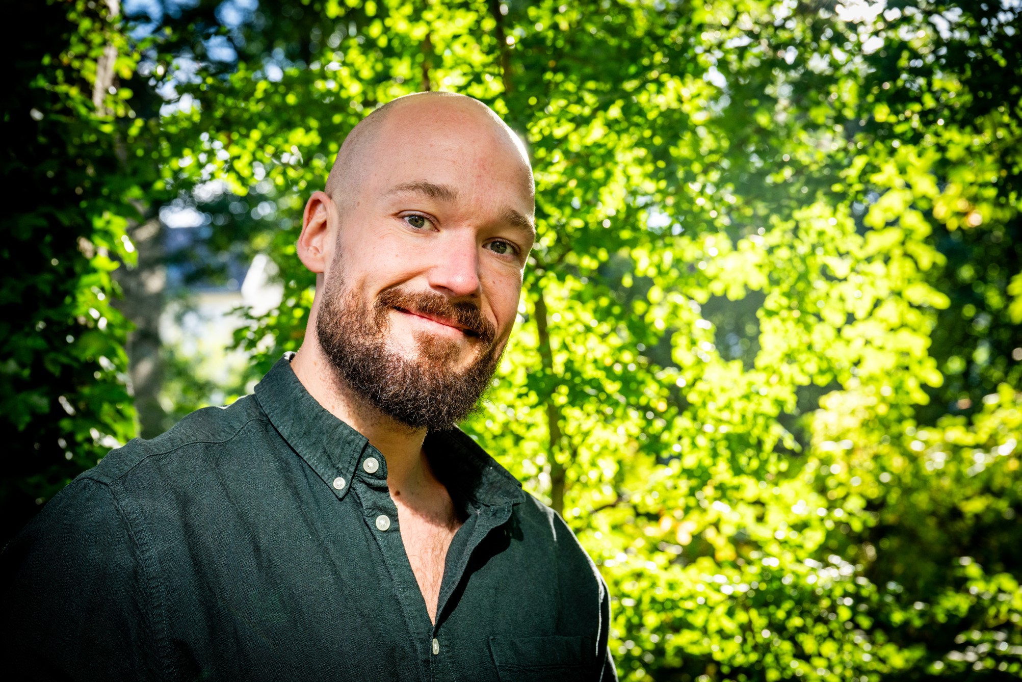 Sognepræst Hans August Engelhardt smilende i haven