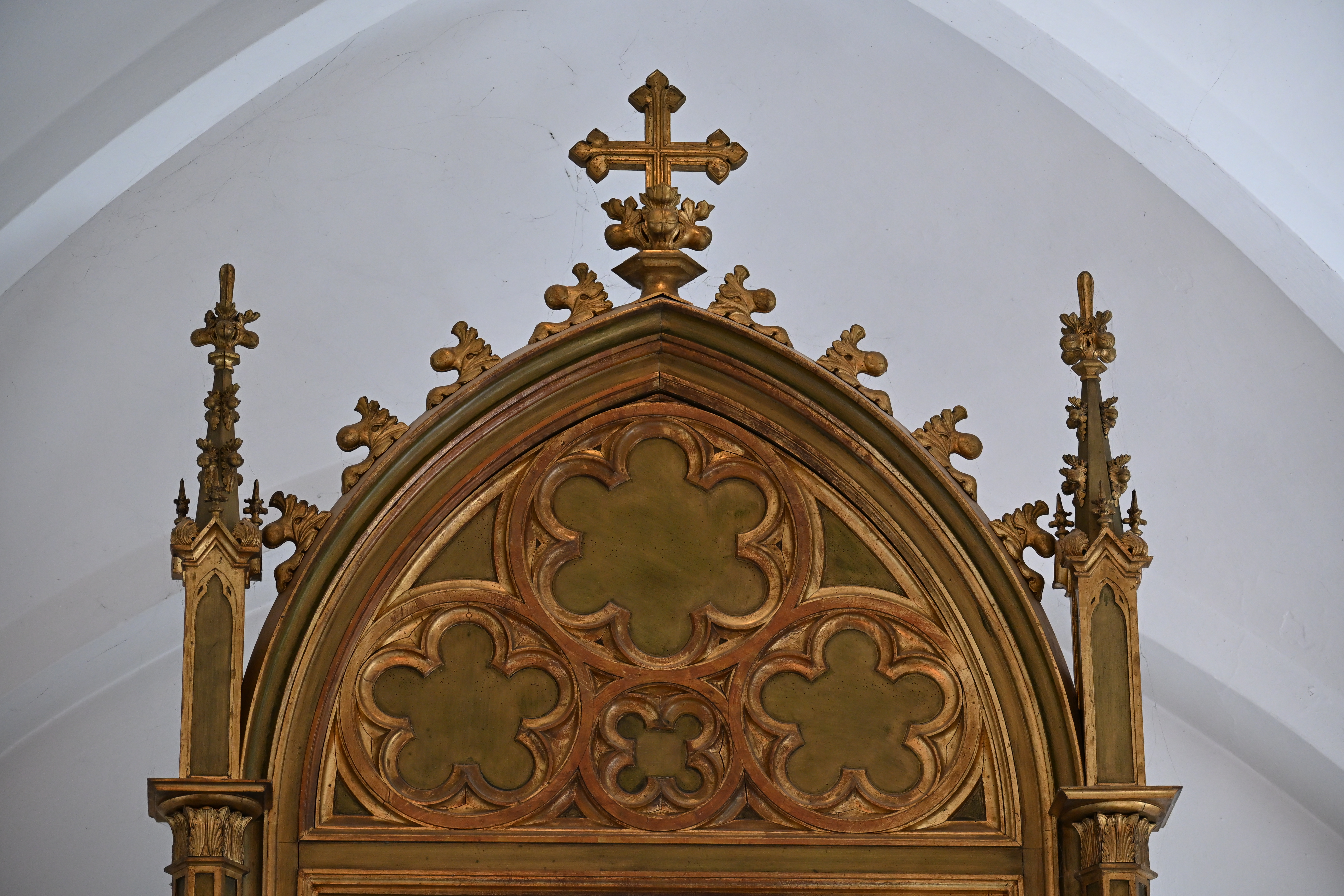 Toppen af altertavlen i Annisse kirke